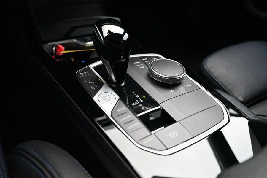 BMW 1-serie M135i xDrive High Executive Color Vision 306 PK Dealer o.h Harman Kardon Camera 19''