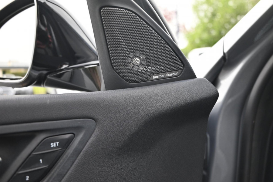 BMW 1-serie M135i xDrive High Executive Color Vision 306 PK Dealer o.h Harman Kardon Camera 19''