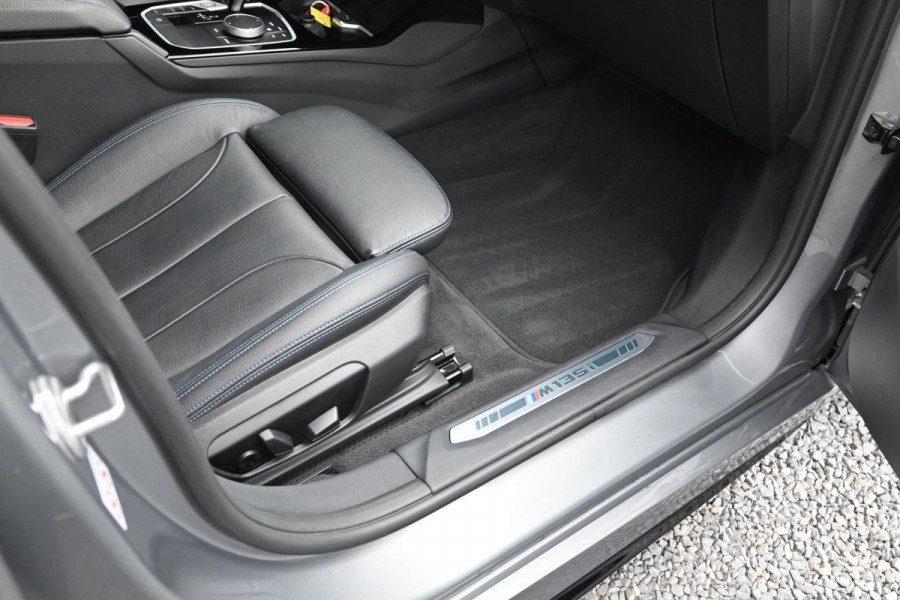 BMW 1-serie M135i xDrive High Executive Color Vision 306 PK Dealer o.h Harman Kardon Camera 19''