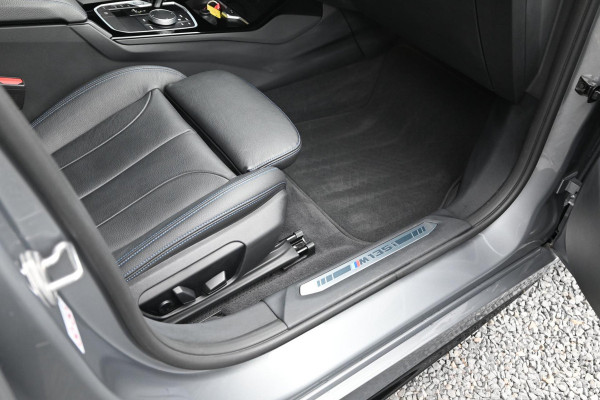 BMW 1-serie M135i xDrive High Executive Color Vision 306 PK Dealer o.h Harman Kardon Camera 19''
