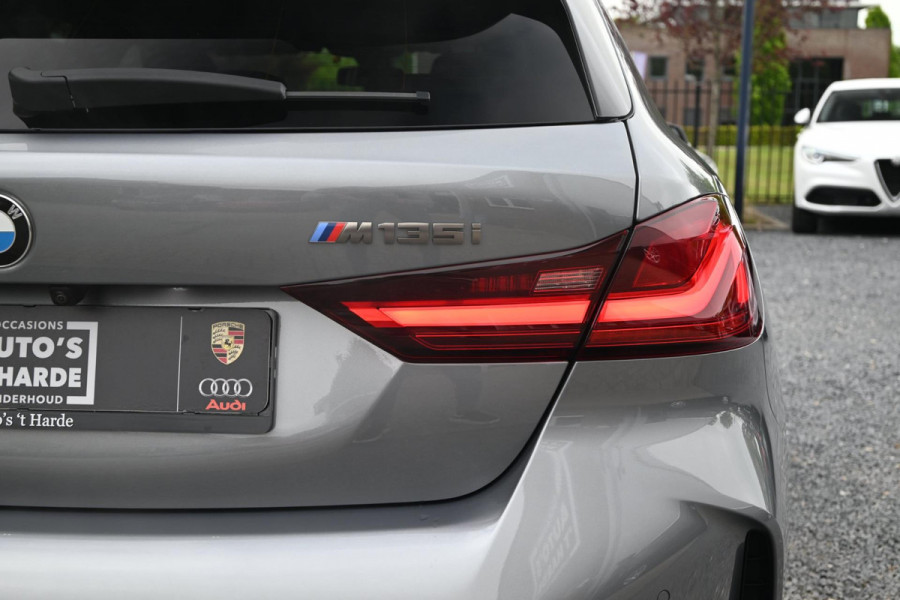 BMW 1-serie M135i xDrive High Executive Color Vision 306 PK Dealer o.h Harman Kardon Camera 19''