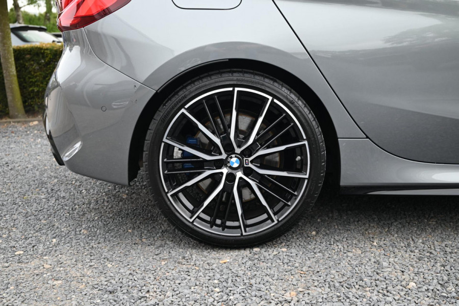 BMW 1-serie M135i xDrive High Executive Color Vision 306 PK Dealer o.h Harman Kardon Camera 19''