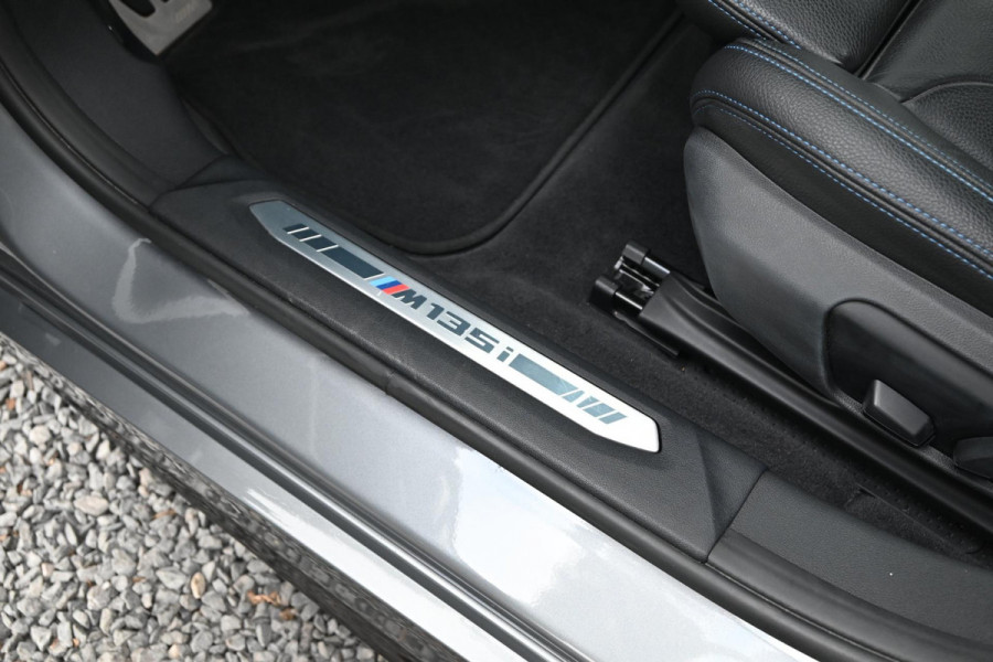 BMW 1-serie M135i xDrive High Executive Color Vision 306 PK Dealer o.h Harman Kardon Camera 19''