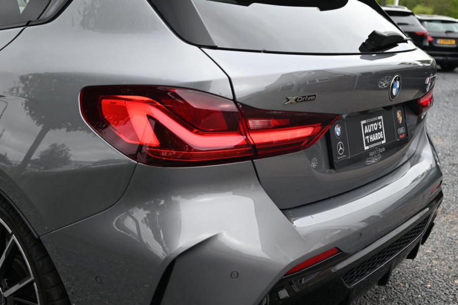 BMW 1-serie M135i xDrive High Executive Color Vision 306 PK Dealer o.h Harman Kardon Camera 19''