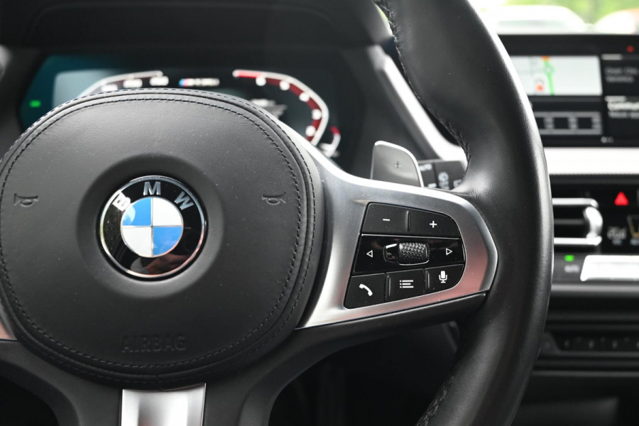 BMW 1-serie M135i xDrive High Executive Color Vision 306 PK Dealer o.h Harman Kardon Camera 19''