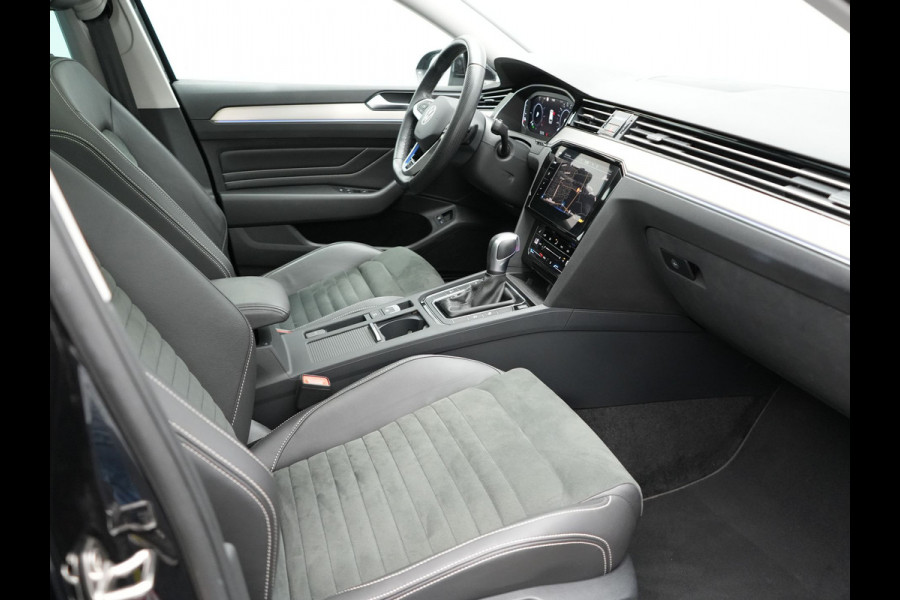 Volkswagen Passat Variant 1.4 TSI GTE Plug In Hybrid Dealer O.H. PHEV | Panodak | Alcantara Sportstoelen Massage | Trekhaak af Fabriek | Adaptive Cruise | Virtual | Navigatie | 360 Camera | Apple Carplay | Sfeerverlichting | DAB | Stoel & Stuurverwarming |