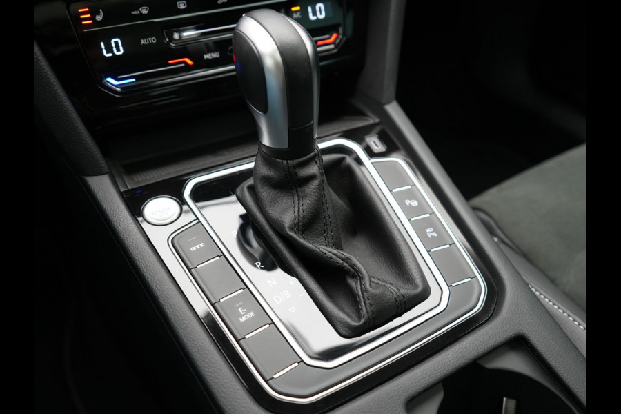 Volkswagen Passat Variant 1.4 TSI GTE Plug In Hybrid Dealer O.H. PHEV | Panodak | Alcantara Sportstoelen Massage | Trekhaak af Fabriek | Adaptive Cruise | Virtual | Navigatie | 360 Camera | Apple Carplay | Sfeerverlichting | DAB | Stoel & Stuurverwarming |