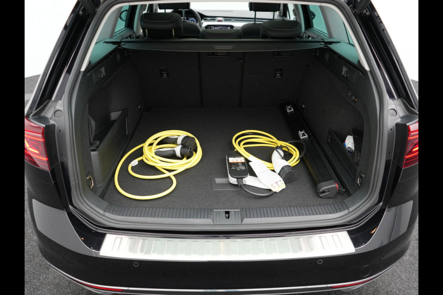 Volkswagen Passat Variant 1.4 TSI GTE Plug In Hybrid Dealer O.H. PHEV | Panodak | Alcantara Sportstoelen Massage | Trekhaak af Fabriek | Adaptive Cruise | Virtual | Navigatie | 360 Camera | Apple Carplay | Sfeerverlichting | DAB | Stoel & Stuurverwarming |