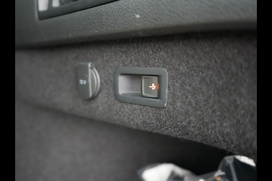 Volkswagen Passat Variant 1.4 TSI GTE Plug In Hybrid Dealer O.H. PHEV | Panodak | Alcantara Sportstoelen Massage | Trekhaak af Fabriek | Adaptive Cruise | Virtual | Navigatie | 360 Camera | Apple Carplay | Sfeerverlichting | DAB | Stoel & Stuurverwarming |
