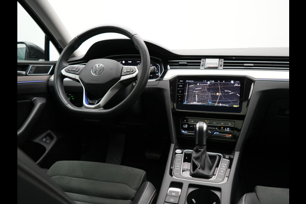 Volkswagen Passat Variant 1.4 TSI GTE Plug In Hybrid Dealer O.H. PHEV | Panodak | Alcantara Sportstoelen Massage | Trekhaak af Fabriek | Adaptive Cruise | Virtual | Navigatie | 360 Camera | Apple Carplay | Sfeerverlichting | DAB | Stoel & Stuurverwarming |