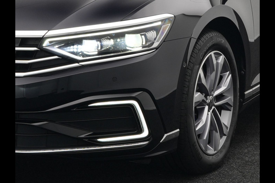 Volkswagen Passat Variant 1.4 TSI GTE Plug In Hybrid Dealer O.H. PHEV | Panodak | Alcantara Sportstoelen Massage | Trekhaak af Fabriek | Adaptive Cruise | Virtual | Navigatie | 360 Camera | Apple Carplay | Sfeerverlichting | DAB | Stoel & Stuurverwarming |