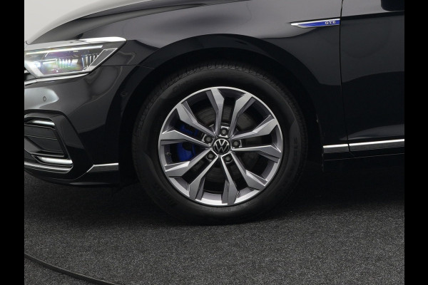 Volkswagen Passat Variant 1.4 TSI GTE Plug In Hybrid Dealer O.H. PHEV | Panodak | Alcantara Sportstoelen Massage | Trekhaak af Fabriek | Adaptive Cruise | Virtual | Navigatie | 360 Camera | Apple Carplay | Sfeerverlichting | DAB | Stoel & Stuurverwarming |