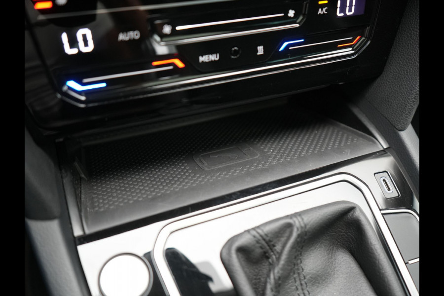 Volkswagen Passat Variant 1.4 TSI GTE Plug In Hybrid Dealer O.H. PHEV | Panodak | Alcantara Sportstoelen Massage | Trekhaak af Fabriek | Adaptive Cruise | Virtual | Navigatie | 360 Camera | Apple Carplay | Sfeerverlichting | DAB | Stoel & Stuurverwarming |