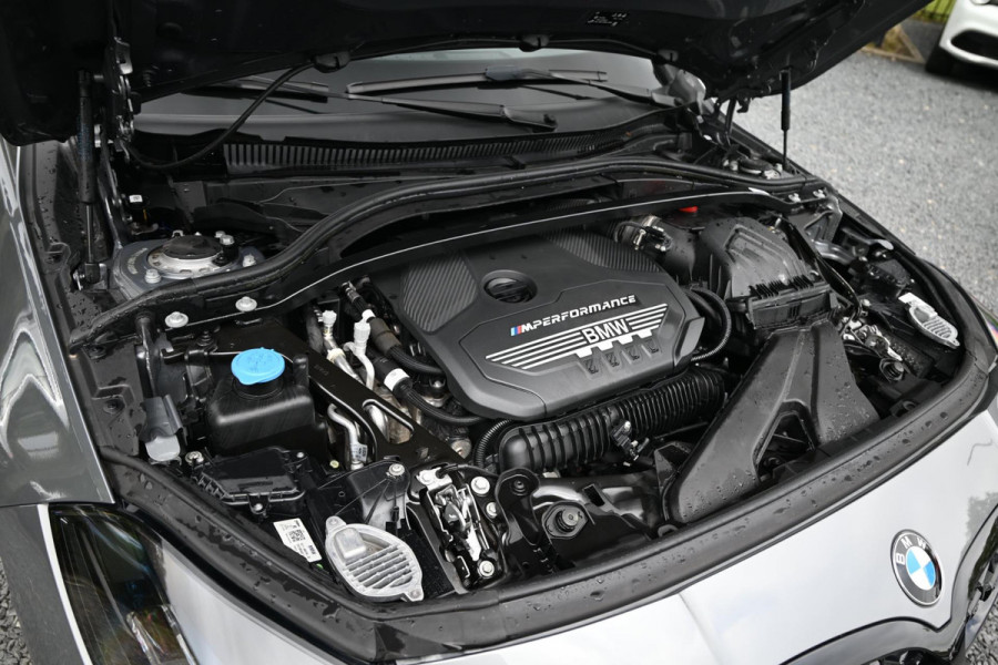 BMW 1-serie M135i xDrive High Executive Color Vision 306 PK Dealer o.h Harman Kardon Camera 19''