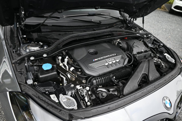 BMW 1-serie M135i xDrive High Executive Color Vision 306 PK Dealer o.h Harman Kardon Camera 19''