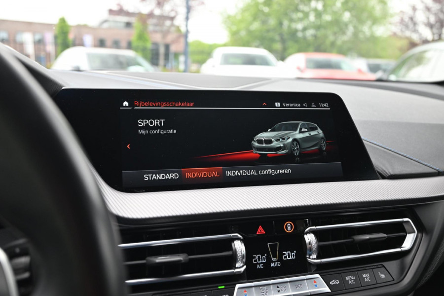BMW 1-serie M135i xDrive High Executive Color Vision 306 PK Dealer o.h Harman Kardon Camera 19''