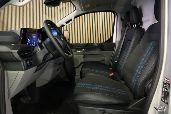 Ford Transit Custom 320 2.0 TDCI L2H1 Sport | ACC | Navigatie | CarPlay | Camera | Dubbel Schuifdeur | Stoelverwarming | Dodehoek detector | Lane Assist | 3-Zitter | Ex BPM