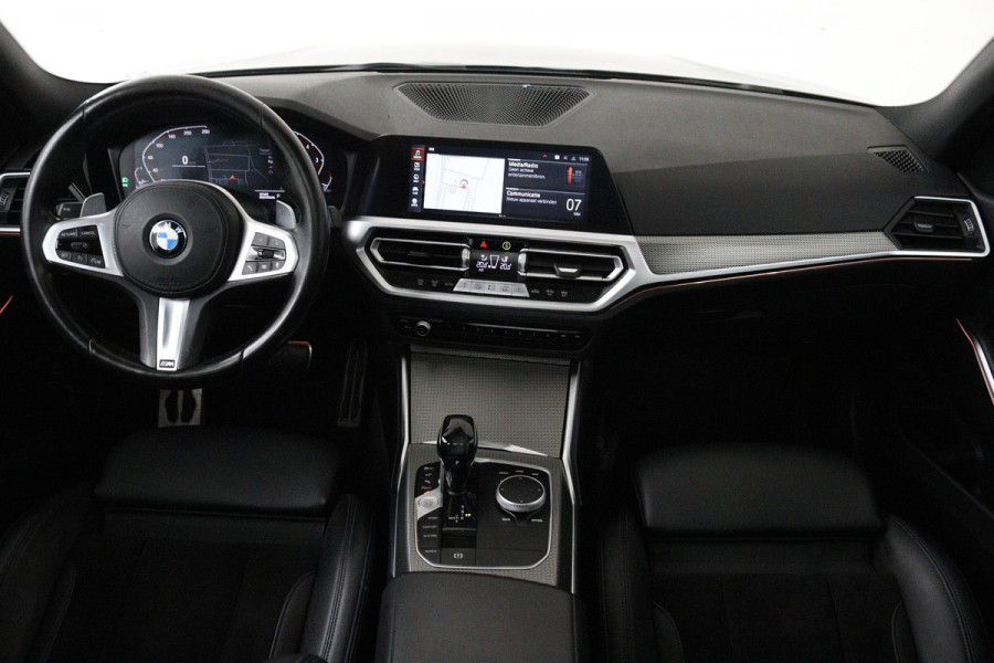BMW 3 Serie Touring 320i High Executive (PANORAMADAK, TREKHAAK WEGKLAPBAAR, CAMERA, NAVIGATIE, NL-AUTO, DEALER ONDERHOUDEN)