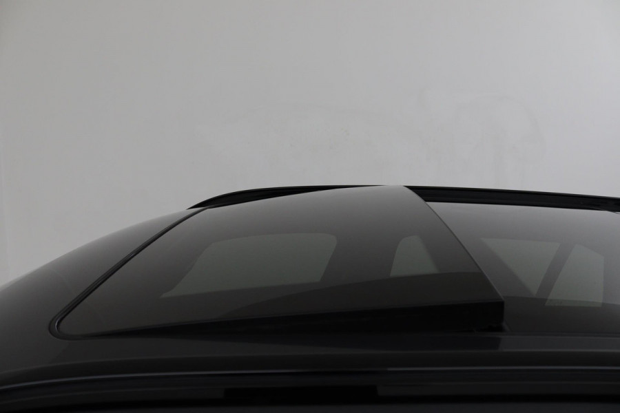 BMW 3 Serie Touring 320i High Executive (PANORAMADAK, TREKHAAK WEGKLAPBAAR, CAMERA, NAVIGATIE, NL-AUTO, DEALER ONDERHOUDEN)