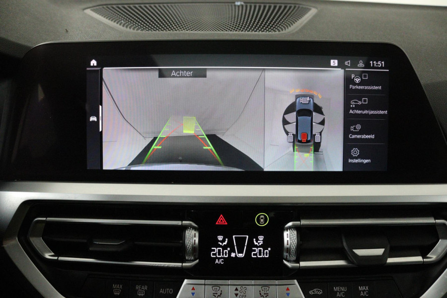 BMW 3 Serie Touring 320i High Executive (PANORAMADAK, TREKHAAK WEGKLAPBAAR, CAMERA, NAVIGATIE, NL-AUTO, DEALER ONDERHOUDEN)