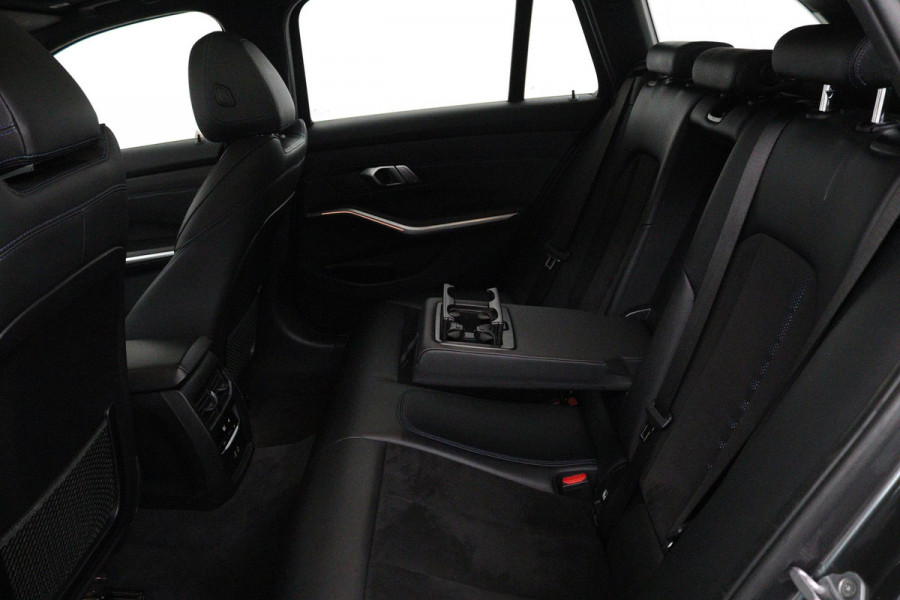 BMW 3 Serie Touring 320i High Executive (PANORAMADAK, TREKHAAK WEGKLAPBAAR, CAMERA, NAVIGATIE, NL-AUTO, DEALER ONDERHOUDEN)