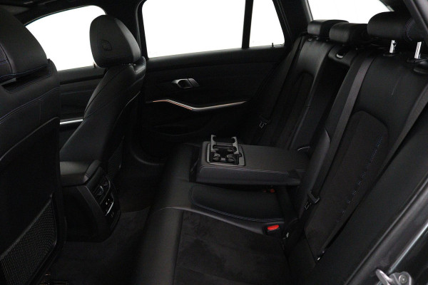 BMW 3 Serie Touring 320i High Executive (PANORAMADAK, TREKHAAK WEGKLAPBAAR, CAMERA, NAVIGATIE, NL-AUTO, DEALER ONDERHOUDEN)