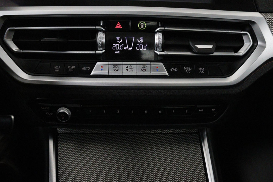 BMW 3 Serie Touring 320i High Executive (PANORAMADAK, TREKHAAK WEGKLAPBAAR, CAMERA, NAVIGATIE, NL-AUTO, DEALER ONDERHOUDEN)