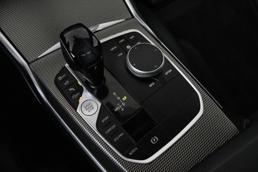 BMW 3 Serie Touring 320i High Executive (PANORAMADAK, TREKHAAK WEGKLAPBAAR, CAMERA, NAVIGATIE, NL-AUTO, DEALER ONDERHOUDEN)