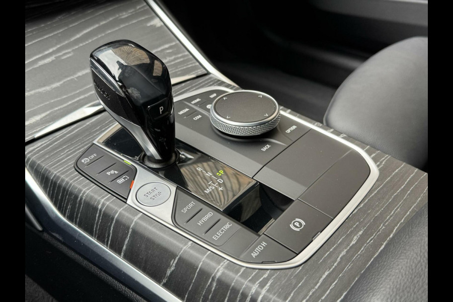 BMW 3 Serie Touring 330e Automaat | Leer | Adaptieve cruise control | DAB radio | Getint glas | LED verlichting | Stoelverwarming | Audio in
