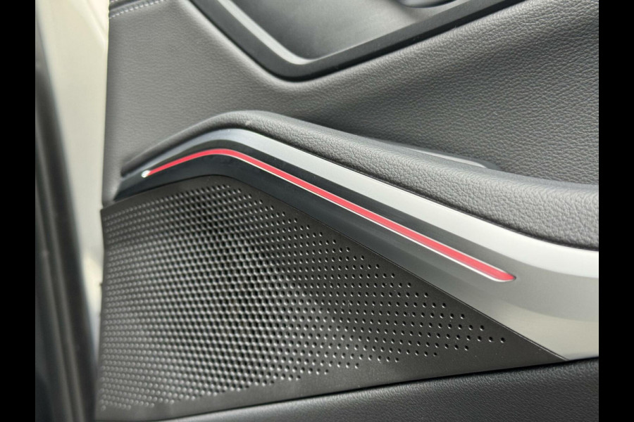 BMW 3 Serie Touring 330e Automaat | Leer | Adaptieve cruise control | DAB radio | Getint glas | LED verlichting | Stoelverwarming | Audio in