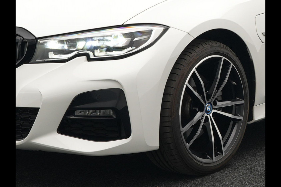 BMW 3 Serie Touring 320e M Sport Plug In Hybrid Dealer O.H PHEV | Adaptive Cruise | Alcantara Sportstoelen Verwarmd | 19"L.M | Sfeerverlichting | Carplay | DAB | Virtual | Navi Full Map |