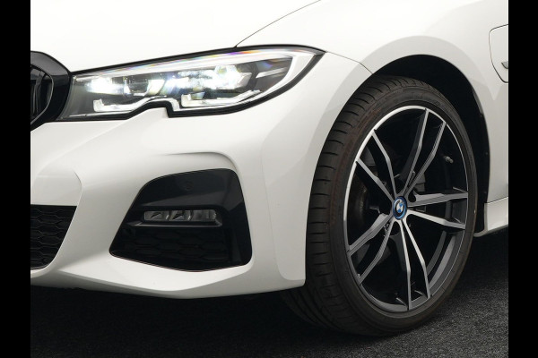 BMW 3 Serie Touring 320e M Sport Plug In Hybrid Dealer O.H PHEV | Adaptive Cruise | Alcantara Sportstoelen Verwarmd | 19"L.M | Sfeerverlichting | Carplay | DAB | Virtual | Navi Full Map |