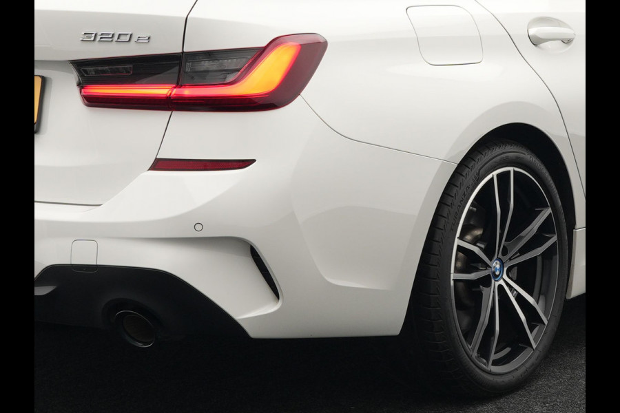BMW 3 Serie Touring 320e M Sport Plug In Hybrid Dealer O.H PHEV | Adaptive Cruise | Alcantara Sportstoelen Verwarmd | 19"L.M | Sfeerverlichting | Carplay | DAB | Virtual | Navi Full Map |