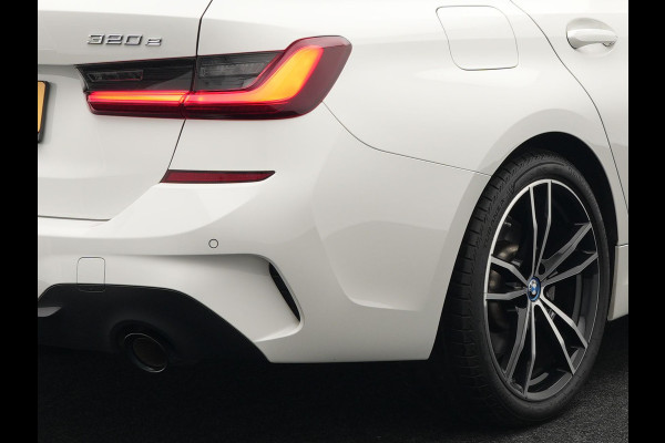 BMW 3 Serie Touring 320e M Sport Plug In Hybrid Dealer O.H PHEV | Adaptive Cruise | Alcantara Sportstoelen Verwarmd | 19"L.M | Sfeerverlichting | Carplay | DAB | Virtual | Navi Full Map |