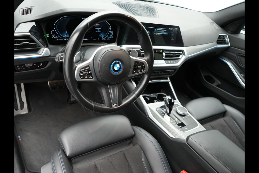 BMW 3 Serie Touring 320e M Sport Plug In Hybrid Dealer O.H PHEV | Adaptive Cruise | Alcantara Sportstoelen Verwarmd | 19"L.M | Sfeerverlichting | Carplay | DAB | Virtual | Navi Full Map |