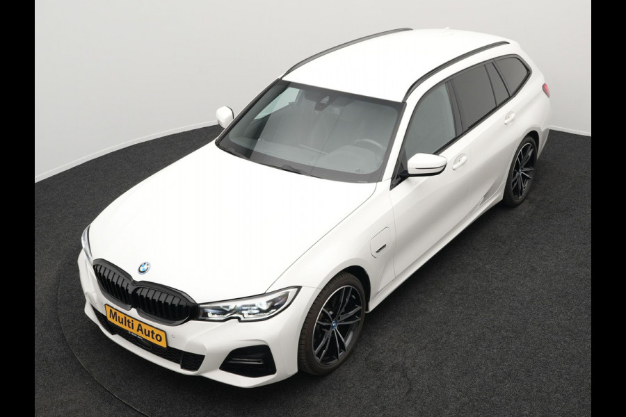 BMW 3 Serie Touring 320e M Sport Plug In Hybrid Dealer O.H PHEV | Adaptive Cruise | Alcantara Sportstoelen Verwarmd | 19"L.M | Sfeerverlichting | Carplay | DAB | Virtual | Navi Full Map |