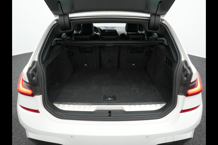 BMW 3 Serie Touring 320e M Sport Plug In Hybrid Dealer O.H PHEV | Adaptive Cruise | Alcantara Sportstoelen Verwarmd | 19"L.M | Sfeerverlichting | Carplay | DAB | Virtual | Navi Full Map |
