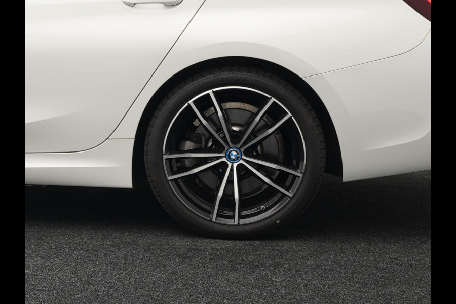 BMW 3 Serie Touring 320e M Sport Plug In Hybrid Dealer O.H PHEV | Adaptive Cruise | Alcantara Sportstoelen Verwarmd | 19"L.M | Sfeerverlichting | Carplay | DAB | Virtual | Navi Full Map |
