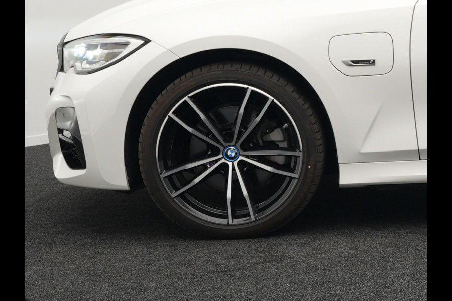 BMW 3 Serie Touring 320e M Sport Plug In Hybrid Dealer O.H PHEV | Adaptive Cruise | Alcantara Sportstoelen Verwarmd | 19"L.M | Sfeerverlichting | Carplay | DAB | Virtual | Navi Full Map |