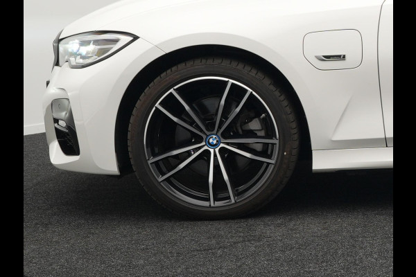 BMW 3 Serie Touring 320e M Sport Plug In Hybrid Dealer O.H PHEV | Adaptive Cruise | Alcantara Sportstoelen Verwarmd | 19"L.M | Sfeerverlichting | Carplay | DAB | Virtual | Navi Full Map |