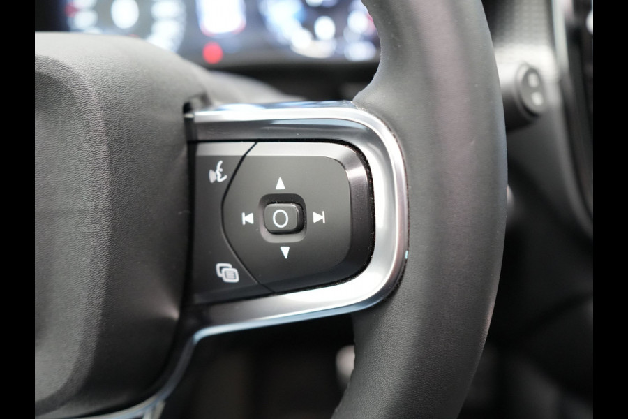 Volvo XC40 B4 R-Design | Panodak | Harman Kardon | Sportstoelen Alcantara Verwarmd | Camera | Carplay | Keyless | Navigatie |
