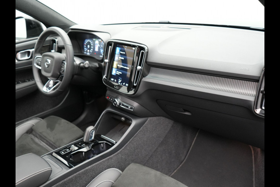 Volvo XC40 B4 R-Design | Panodak | Harman Kardon | Sportstoelen Alcantara Verwarmd | Camera | Carplay | Keyless | Navigatie |