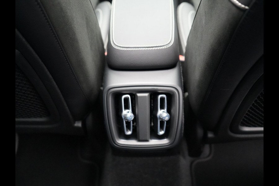 Volvo XC40 B4 R-Design | Panodak | Harman Kardon | Sportstoelen Alcantara Verwarmd | Camera | Carplay | Keyless | Navigatie |
