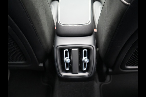 Volvo XC40 B4 R-Design | Panodak | Harman Kardon | Sportstoelen Alcantara Verwarmd | Camera | Carplay | Keyless | Navigatie |