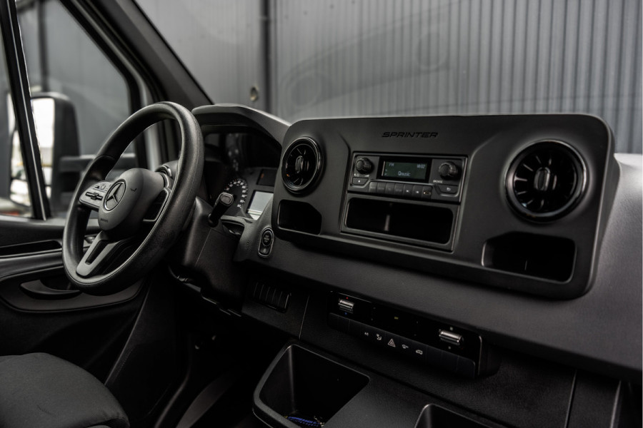 Mercedes-Benz Sprinter 519 CDI | 3.0V6 | Bakwagen met laadklep (1000KG) | Automaat | 3.5T Trekgewicht | Luchtgeveerd | Climate | Cruise | Euro 6