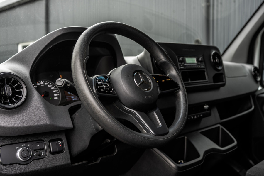 Mercedes-Benz Sprinter 519 CDI | 3.0V6 | Bakwagen met laadklep (1000KG) | Automaat | 3.5T Trekgewicht | Luchtgeveerd | Climate | Cruise | Euro 6