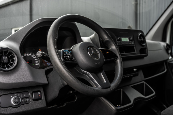 Mercedes-Benz Sprinter 519 CDI | 3.0V6 | Bakwagen met laadklep (1000KG) | Automaat | 3.5T Trekgewicht | Luchtgeveerd | Climate | Cruise | Euro 6