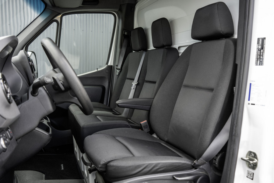 Mercedes-Benz Sprinter 519 CDI | 3.0V6 | Bakwagen met laadklep (1000KG) | Automaat | 3.5T Trekgewicht | Luchtgeveerd | Climate | Cruise | Euro 6
