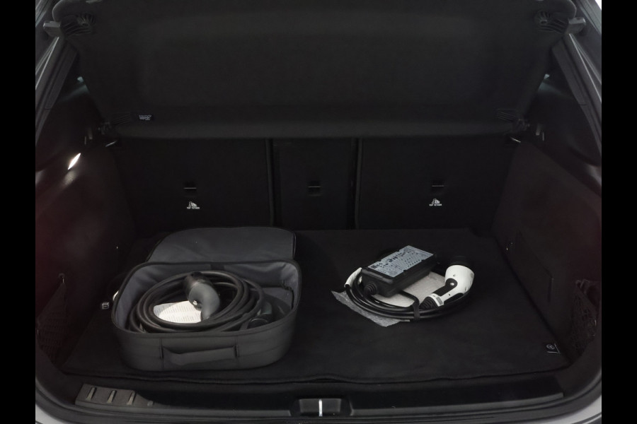 Mercedes-Benz EQA 250 AMG Line 67 kWh | AMG Line | Stoelverwarming | LED koplampen | Dodehoekassistent | Sfeerverlichting | Inclusief 48 maanden Mercedes-Benz Certified garantie voor Europa.