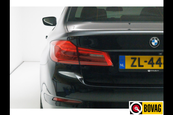 BMW 5 Serie 530e iPerformance High Executive | Leer | Elektrisch verstelbare stoelen+stuur Sfeerverlichting, Achteruitrijcamera, Navigatie, Stoelverwarming, 20 inch, Displaysleutel